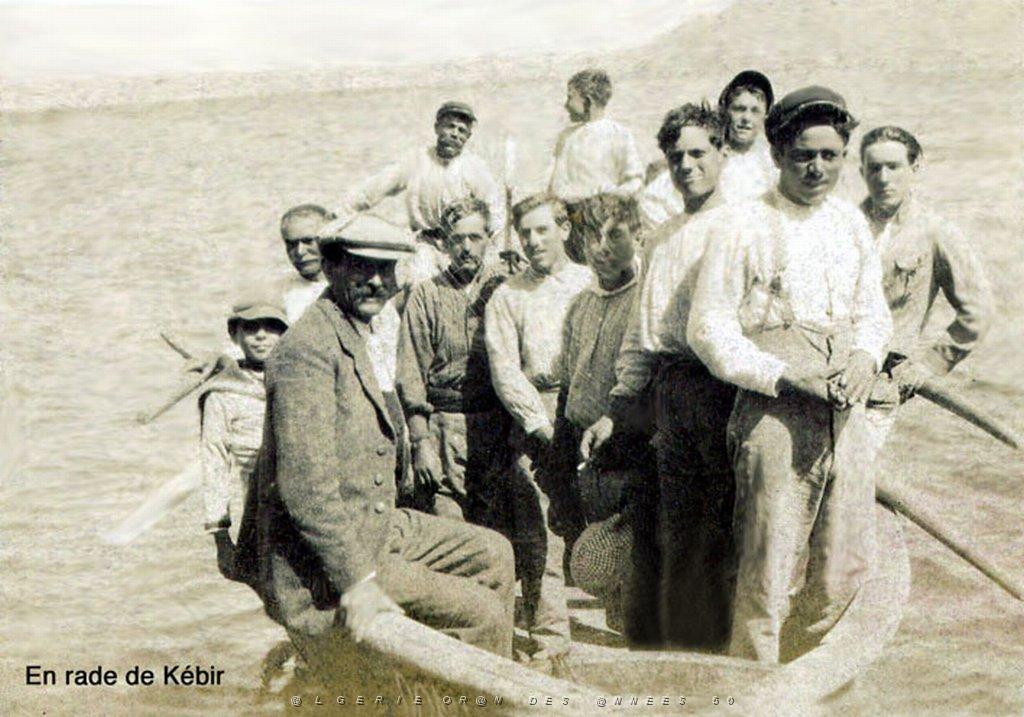 MERS EL KEBIR F UNE BARQUE EN SURCHARGE.JPG